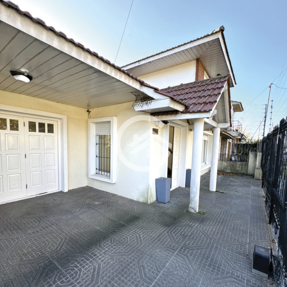 Chalet 5 ambientes con gran parque 